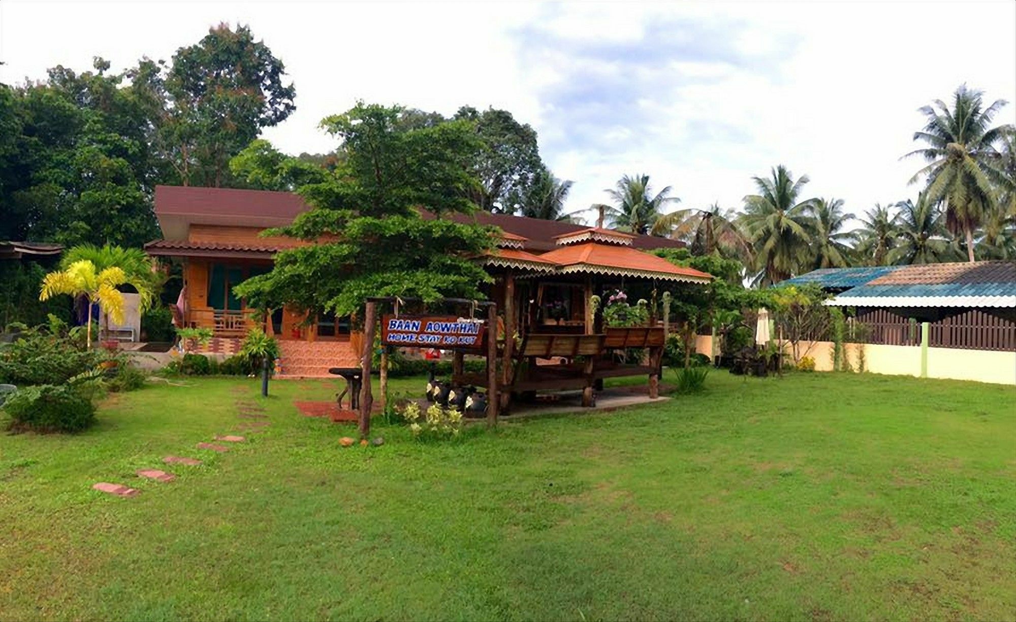 Ban Aowthai Hotel Ko Kut Exterior photo